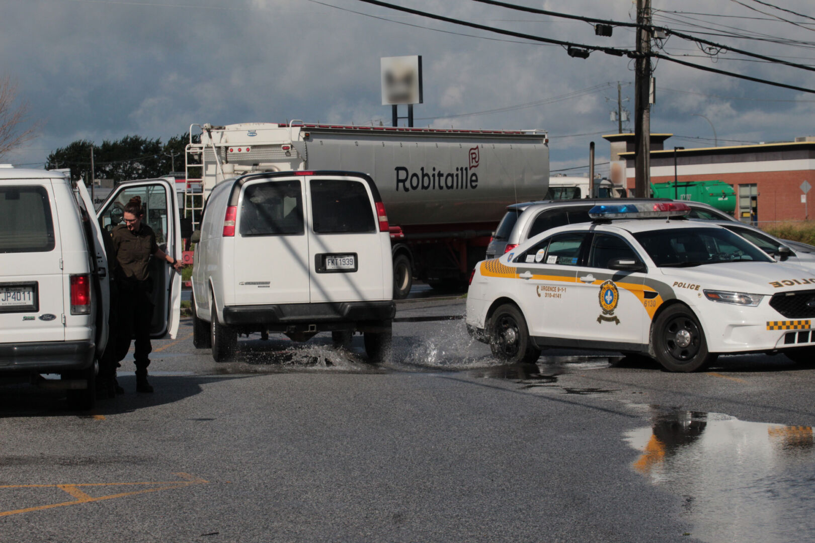 L’Escouade régionale mixte a débarqué mercredi matin à Saint-Hyacinthe, où 13 perquisitions ont été effectuées en lien avec du trafic de stupéfiants. Photo Adam Bolestridge | Le Courrier ©