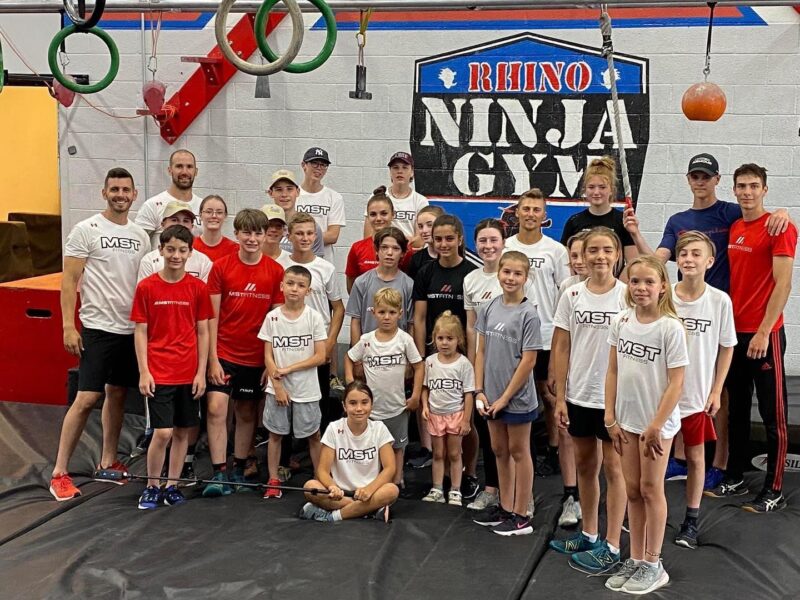 L’entraîneur Mathieu St-Ours (à gauche) avec une partie des jeunes qui participaient au Championnat du monde de Ninja Warior à Las Vegas. Photo Facebook MST Fitness