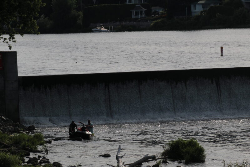 La motomarine a été recueillie au pied du barrage. On aperçoit sur la photo une balise où auraient dû se trouver les bouées d’avertissement orange. Photo Adam Bolestridge | Le Courrier ©