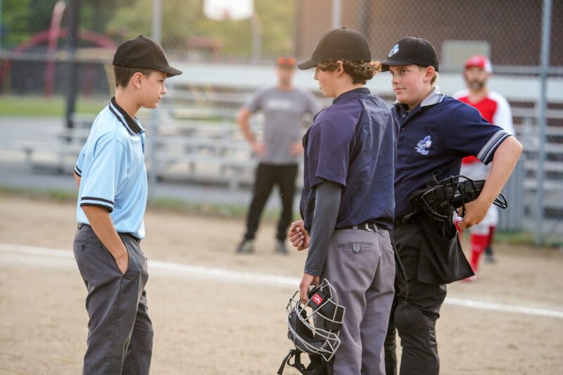 Bien que la courtoisie soit de mise pour la plupart des matchs de baseball mineur, il arrive encore que les arbitres, pour la plupart des adolescents, doivent endurer des remarques désobligeantes lancées à leur endroit par des entraîneurs, des joueurs ou des parents pour contester des décisions prises sur le terrain. Photo François Larivière | Le Courrier ©