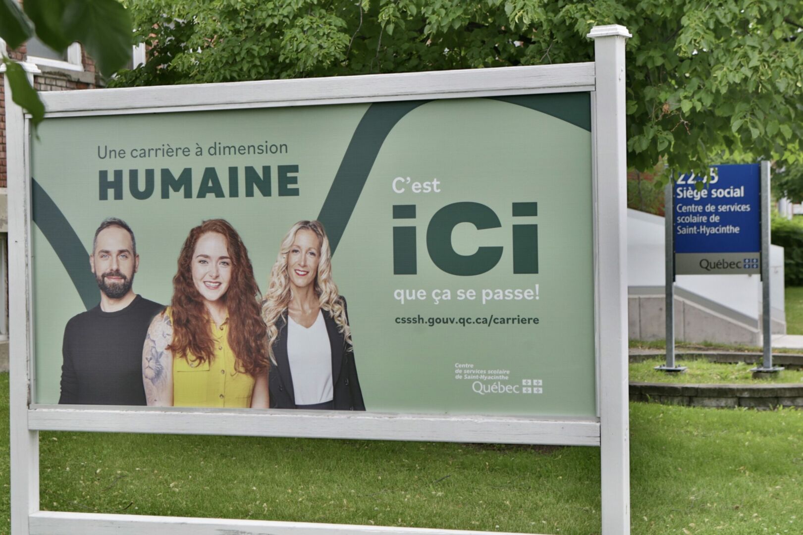 Le CSSSH a commandé différents outils de communication pour recruter de la main-d’œuvre comme cette affiche installée devant le siège social à Saint-Hyacinthe. Photo Robert Gosselin | Le Courrier ©