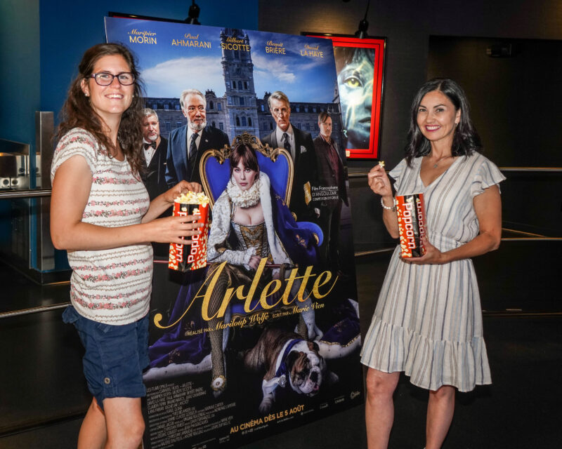 La journaliste Adaée Beaulieu et la députée Chantal Soucy ont fait une sortie au cinéma pour voir le film Arlette. Photo François Larivière | Le Courrier ©
