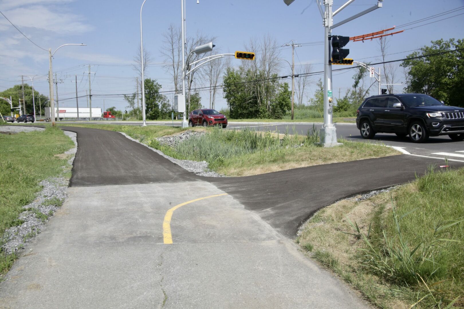 La piste cyclable sur l’avenue Castelneau a dû être reconstruite. Photo Robert Gosselin | Le Courrier ©