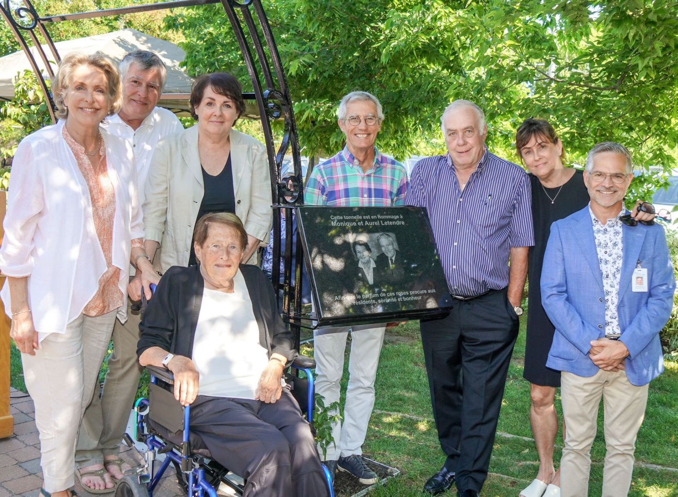 Les représentants de la famille Letendre (Élaine, Pierre, Louise, Monique, Roger et Andrée), donateurs de la tonnelle « Monique et Aurel Letendre », accompagnés du vice-président de la Fondation Aline-Letendre, Alain Rivard, et de Bruno Petrucci, PDG du Centre intégré de santé et de services sociaux de la Montérégie-Est, lors de l’inauguration. Photo François Larivière | Le Courrier ©