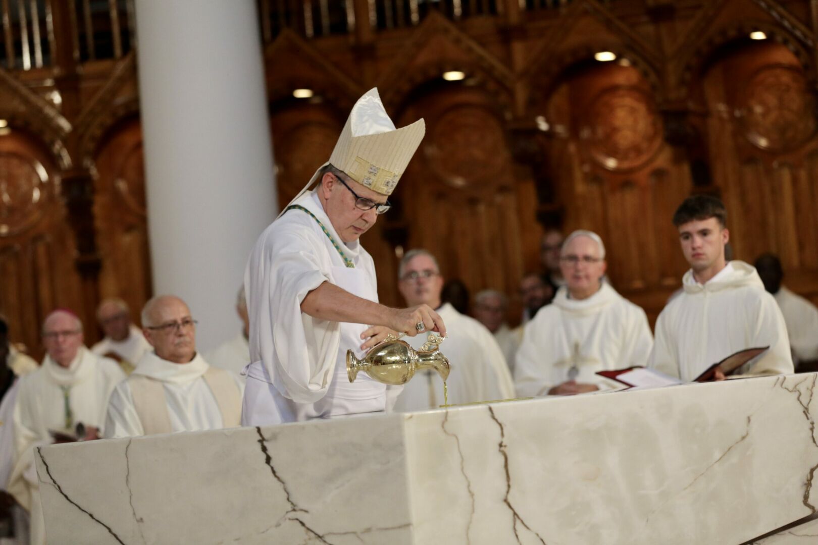 L’évêque Mgr Christian Rodembourg a oint le nouvel autel. Photo Robert Gosselin | Le Courrier ©