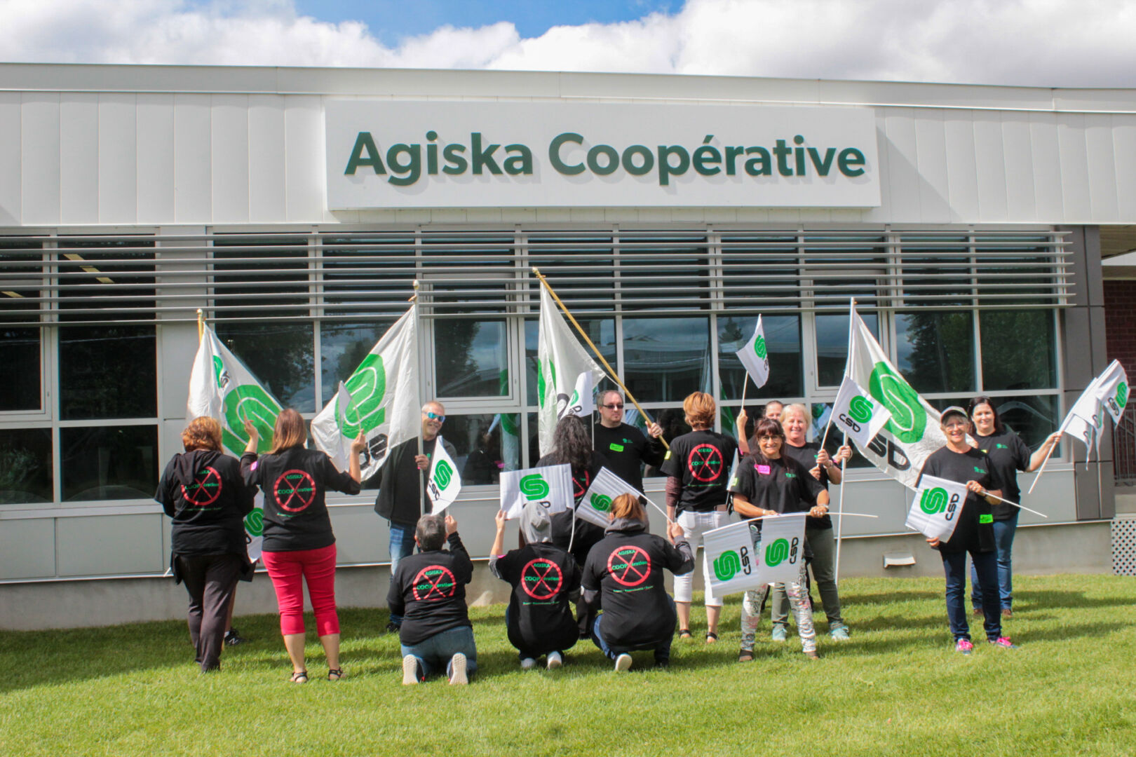 Des employés d’Agiska Coopérative ont manifesté devant le siège social. Photo Adam Bolestridge | Le Courrier ©