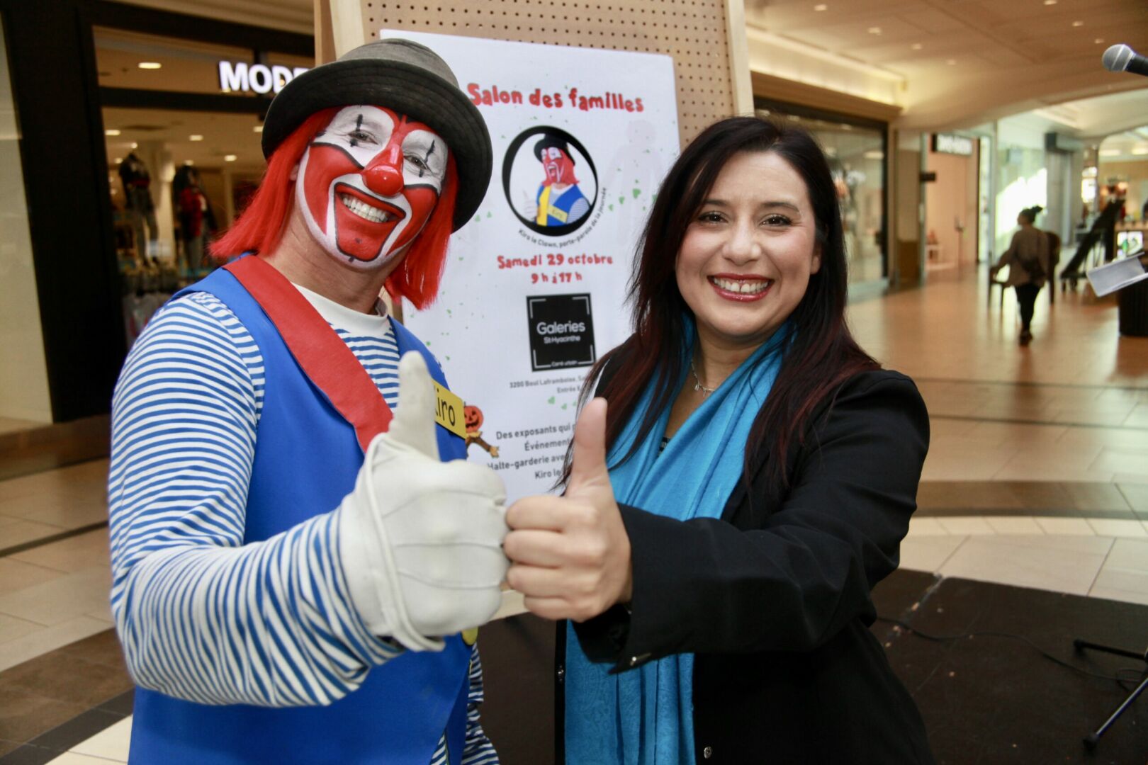 La directrice de la Maison de la famille des Maskoutains, Lizette Flores, au côté de Kiro le clown. Photo Robert Gosselin | Le Courrier ©