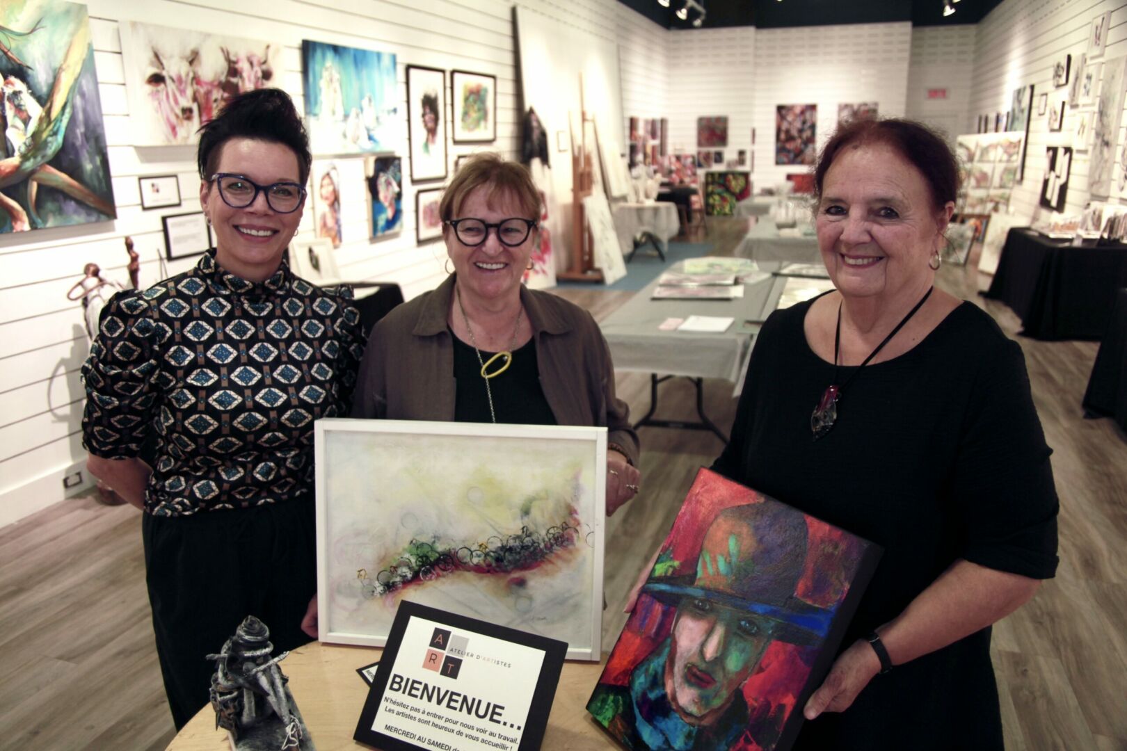 Pas moins de cinq artistes travaillent en résidence à Atelier d’artistes, dont le local a été aménagé aux Galeries St-Hyacinthe. Sur la photo, on aperçoit au centre l’instigatrice du projet, Sylvie Fournier, entourée des artistes Isabelle Tellier (à gauche) et Denise Girard (à droite). Photo Robert Gosselin | Le Courrier ©