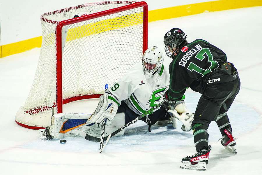 Le gardien de but Alexis Cournoyer a frustré les joueurs des Gaulois à plusieurs reprises pour permettre aux Estacades de l’emporter 3 à 2 vendredi dernier. Photo François Larivière | Le Courrier ©