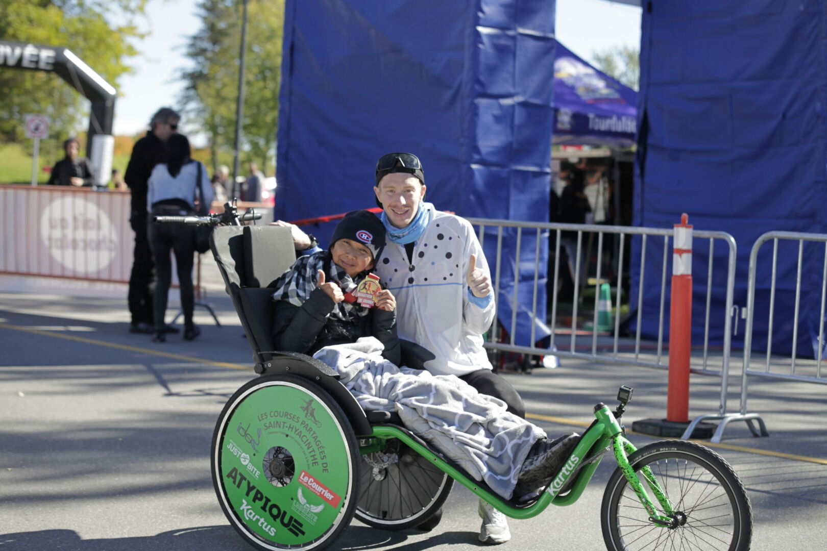Julien Pinsonneault a battu le record Guinness du marathon le plus rapide en poussant un fauteuil roulant en compagnie de May Lim. Photo Robert Pinsonneault