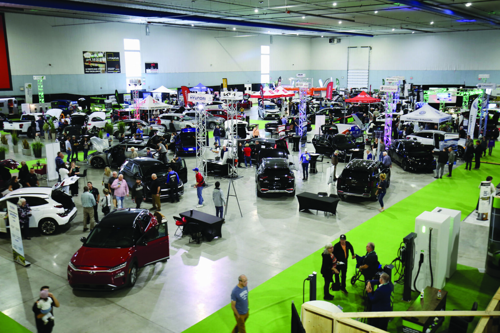 Pas moins de 10 175 visiteurs ont fait fi de la belle température du week-end dernier pour visiter le Salon du véhicule électrique de Saint-Hyacinthe. Photo François Larivière | Le Courrier ©