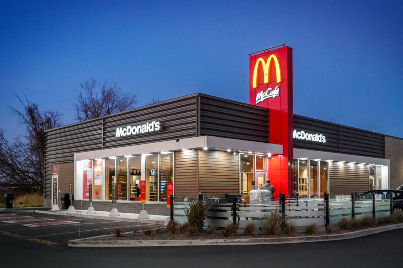 Sans l’embauche d’adolescents, le McDonald’s du secteur Douville n’aurait pas pu ouvrir ses portes en mars dernier en raison de la pénurie de main-d’œuvre actuelle. Photo François Larivière | Le Courrier ©