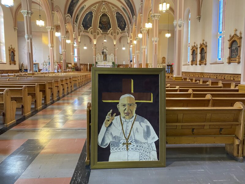 L’œuvre Jean XXIII de Serge Lemoyne est exposée à l’église Saint-André d’Acton Vale. Photo Sarah Villemaire | Le Courrier ©