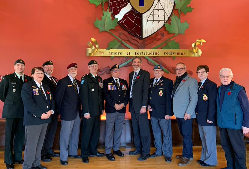 La Ville de Saint-Hyacinthe a officiellement lancé la campagne du Coquelicot le 28 octobre en compagnie du maire suppléant David Bousquet, de Guy Doiron, président de la légion d’honneur canadienne filiale no. 2 de Saint-Hyacinthe, et de quelques membres de la légion d’honneur et du Royal 22e Régiment. Photo gracieuseté