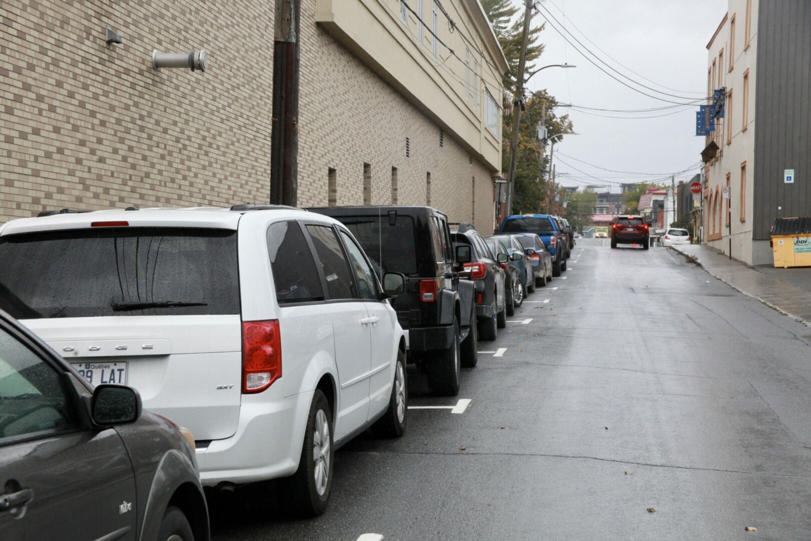 En raison du manque de stationnement au centre-ville, les résidents doivent utiliser les rues pour y laisser leur voiture. Photo Robert Gosselin | Le Courrier ©