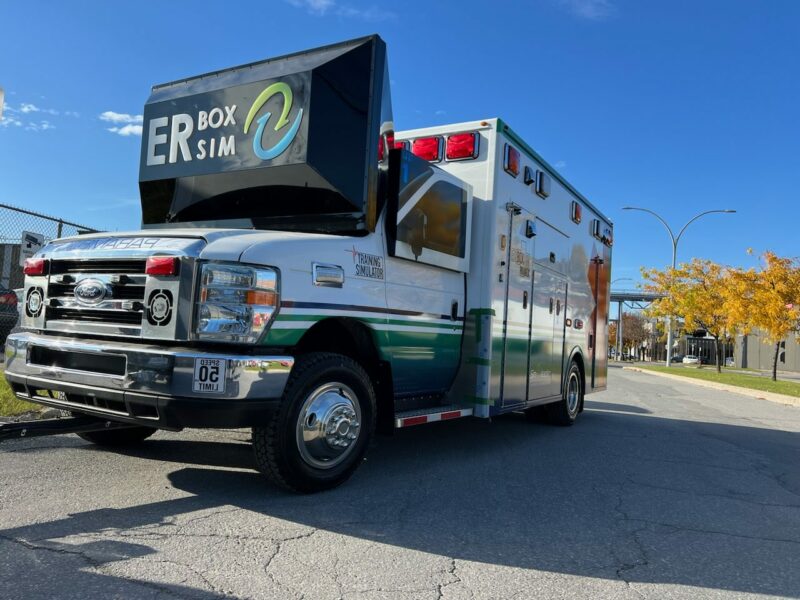 L’ambulance construite par l’entreprise maskoutaine Simleader comporte un poste de conduite virtuelle et une boîte d’ambulance complète. Photo Adam Boestridge | Le Courrier ©