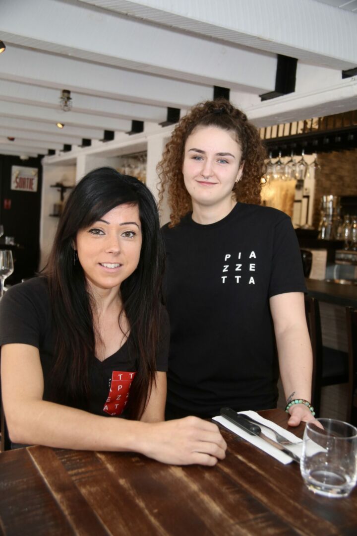 Megan Beaulieu (à droite) en compagnie de son bras droit Marilyne Desautels. Photo Robert Gosselin | Le Courrier ©