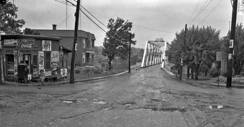 Le pont Morison en 1956. Photo Collection du Centre d’histoire de Saint-Hyacinthe, Fonds CH548, photographe Raymond Bélanger