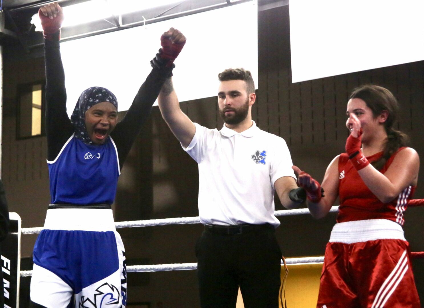 Aissatou Diallo (en bleu), nommée meilleure athlète de la soirée, célèbre sa victoire. Photo Robert Gosselin | Le Courrier ©