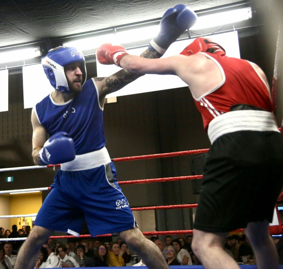 Explosif, Émile Larouche (en bleu) a signé une victoire par arrêt de l’arbitre. Photo Robert Gosselin | Le Courrier ©