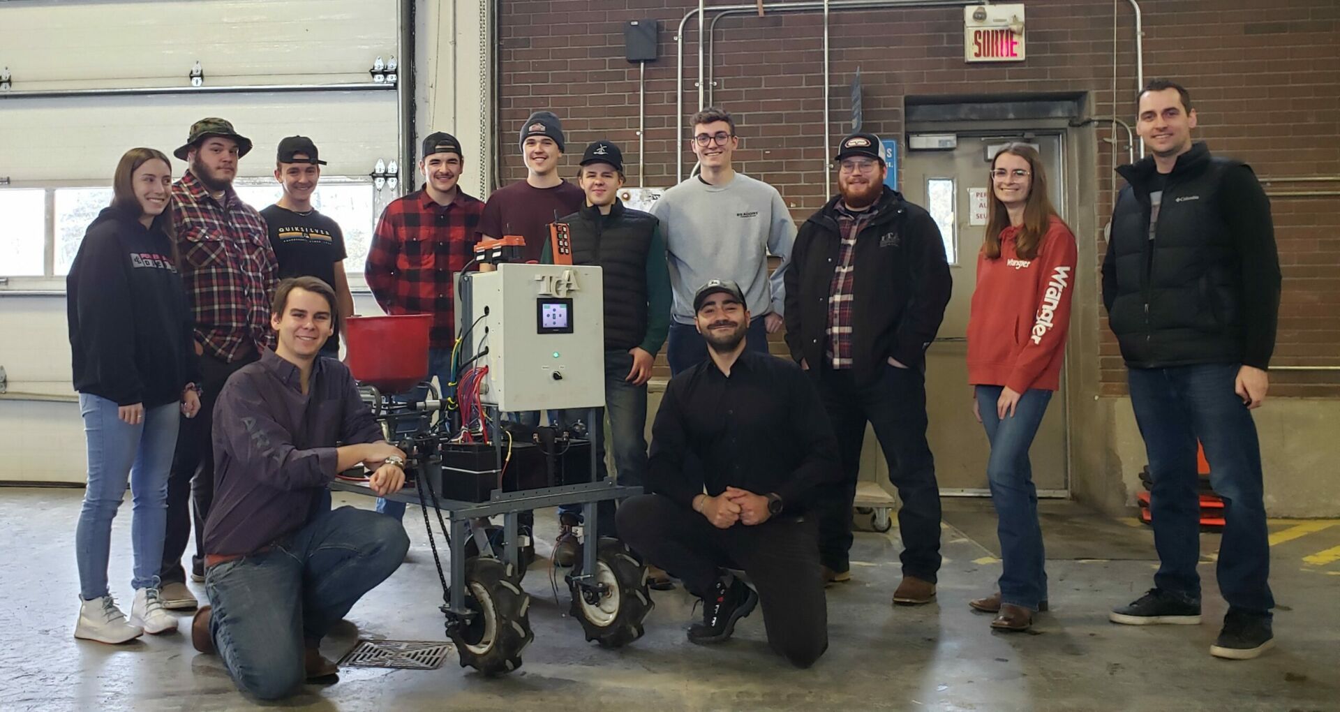 Le robot applicateur d’engrais vert intercalaire, fabriqué et programmé par les étudiants de l’ITAQ. Photo gracieuseté