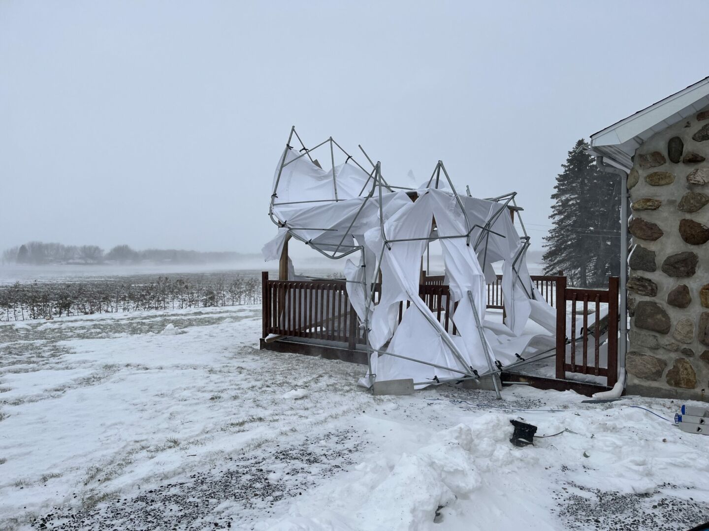 Les forts vents, qui ont atteint jusqu’à 77 km/h dans la région dans la nuit du 23 au 24 décembre, ont eu raison de cet abri d’auto d’une résidente du secteur Sainte-Rosalie. Photo gracieuseté