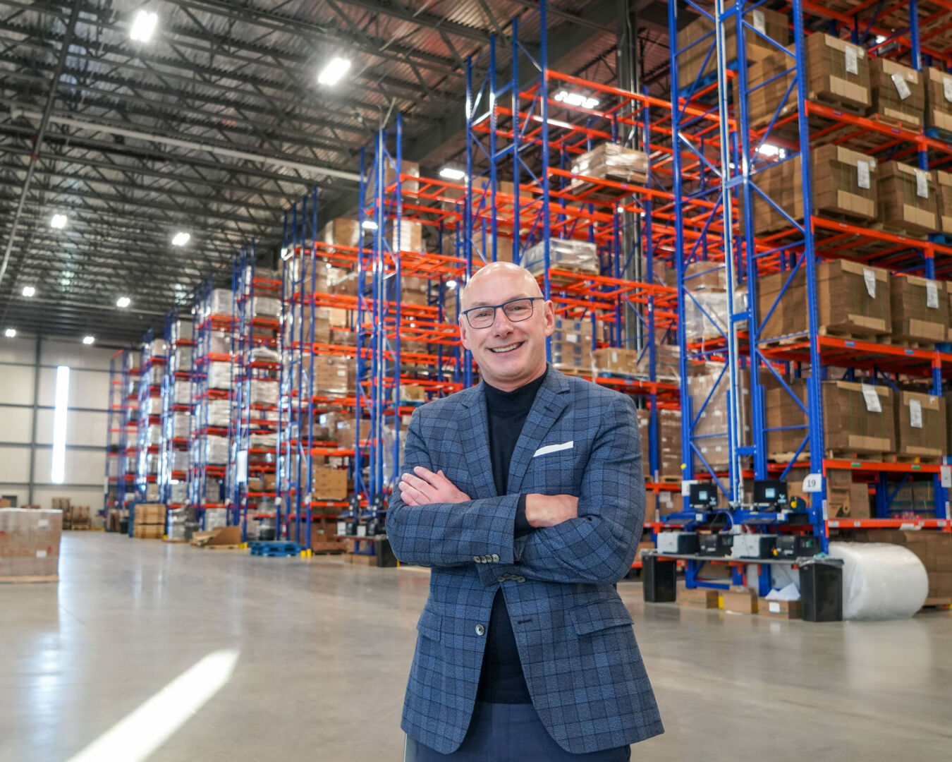 Le président de CDMV, Serge Varin, dans le nouvel entrepôt. Photo François Larivière | Le Courrier ©