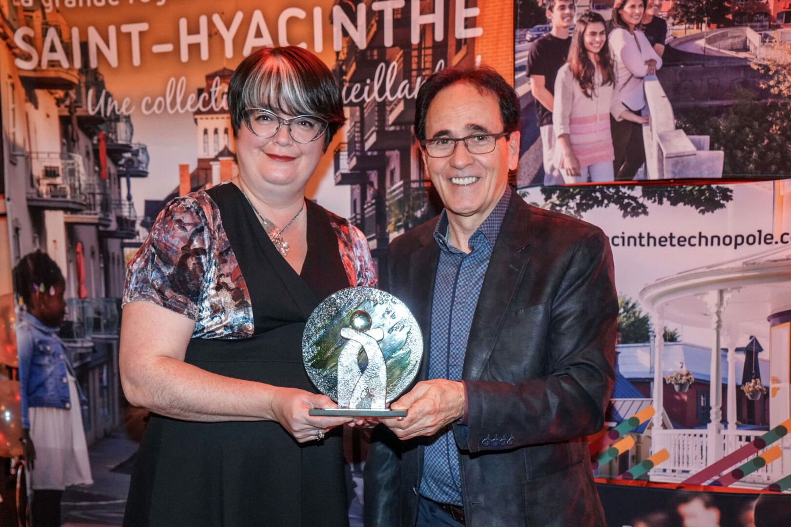 Patricia Bernier, directrice des ressources humaines chez Groupe VIF, a accepté le prix des mains de Bernard Forget, président de Saint-Hyacinthe Technopole. Photo François Larivière