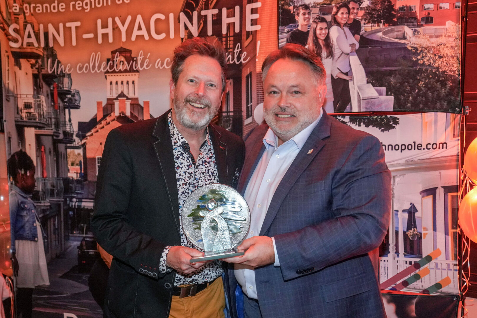Jean-Sylvain Bourdelais, directeur général du Centre des arts Juliette-Lassonde, a reçu son prix des mains du maire de Saint-Hyacinthe, André Beauregard. Photo François Larivière