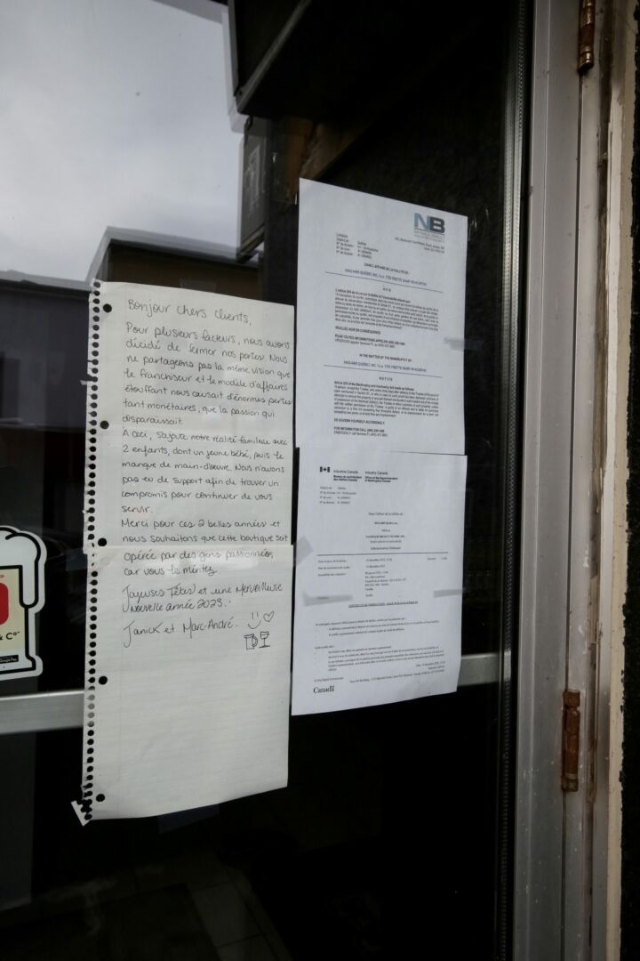 La fermeture de la boutique a été annoncée avec une note affichée dans la porte du local. Photo Robert Gosselin | Le Courrier ©