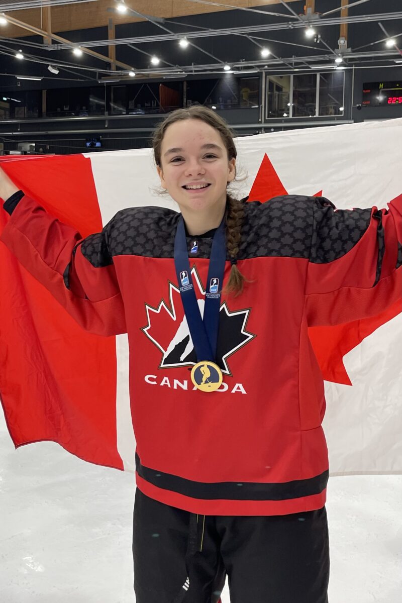 Éloïse Caron célèbre la médaille d’or remportée par le Canada au Championnat du monde de hockey féminin des moins de 18 ans. Photo Ann Richer