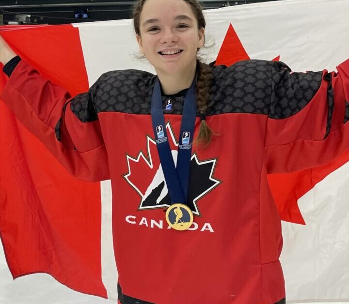 Éloïse Caron, attaquante pour les Titans du Cégep Limoilou, a remporté la  médaille d'or avec l'équipe canadienne lors du Championnat mondial de  hockey féminin des moins de 18 ans.