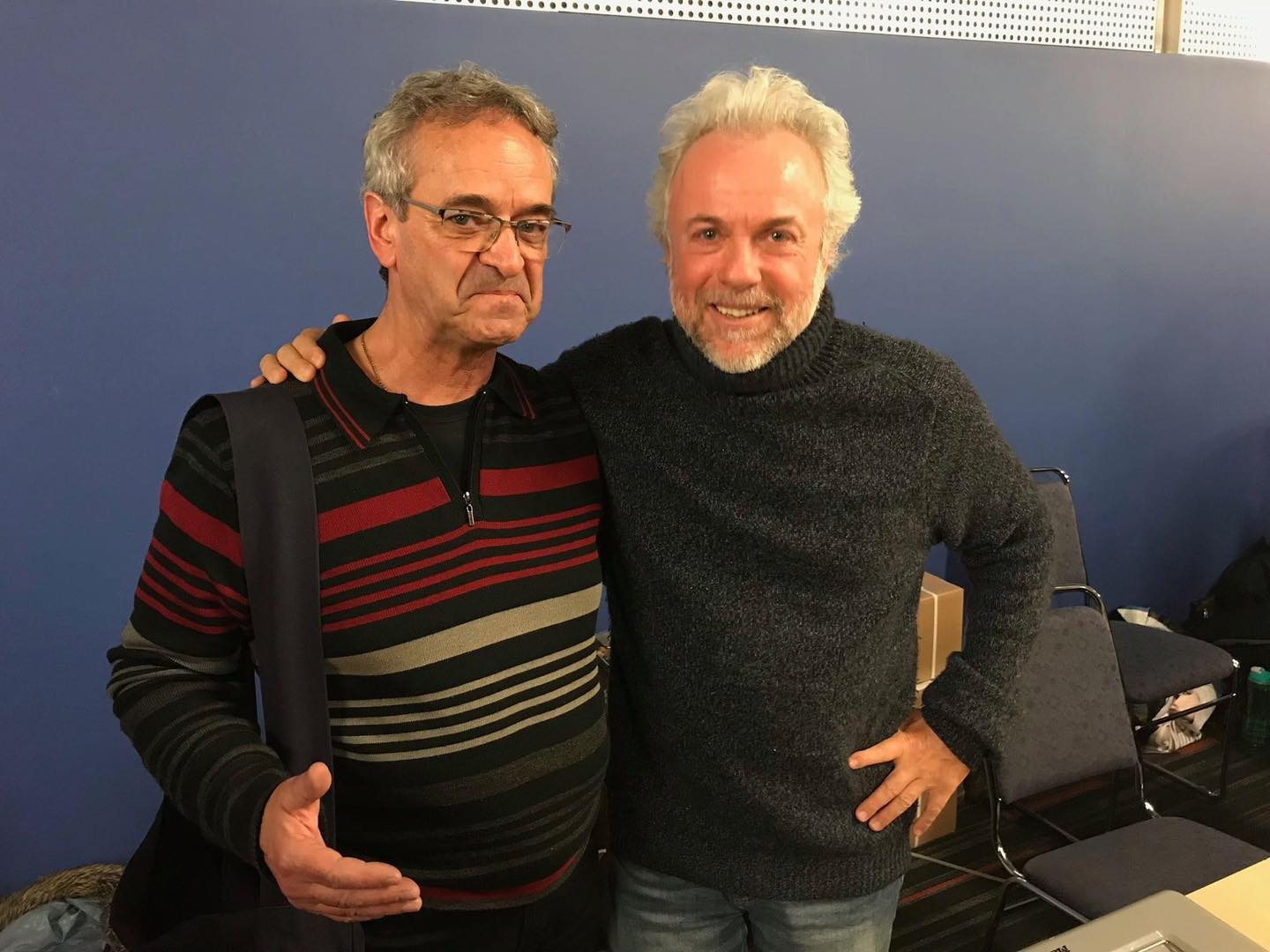 Le président de l’Association des stomisés Richelieu-Yamaska, Jacques Beaudreault, se réjouit d’accueillir l’auteur et philosophe Frédéric Lenoir à Saint-Hyacinthe à la fin du mois. Sur la photo, ils posent ensemble à la suite d’une conférence que le Français avait offerte à Montréal en 2018. Photo gracieuseté