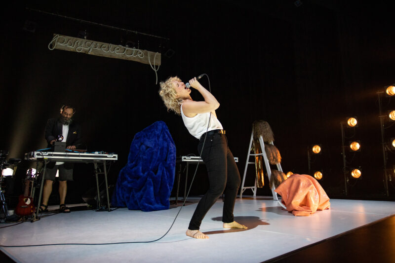 L’artiste interdisciplinaire Karine Sauvé, sur scène dans le cadre de sa pièce Chansons pour le musée. Photo Camille Gladu-Drouin