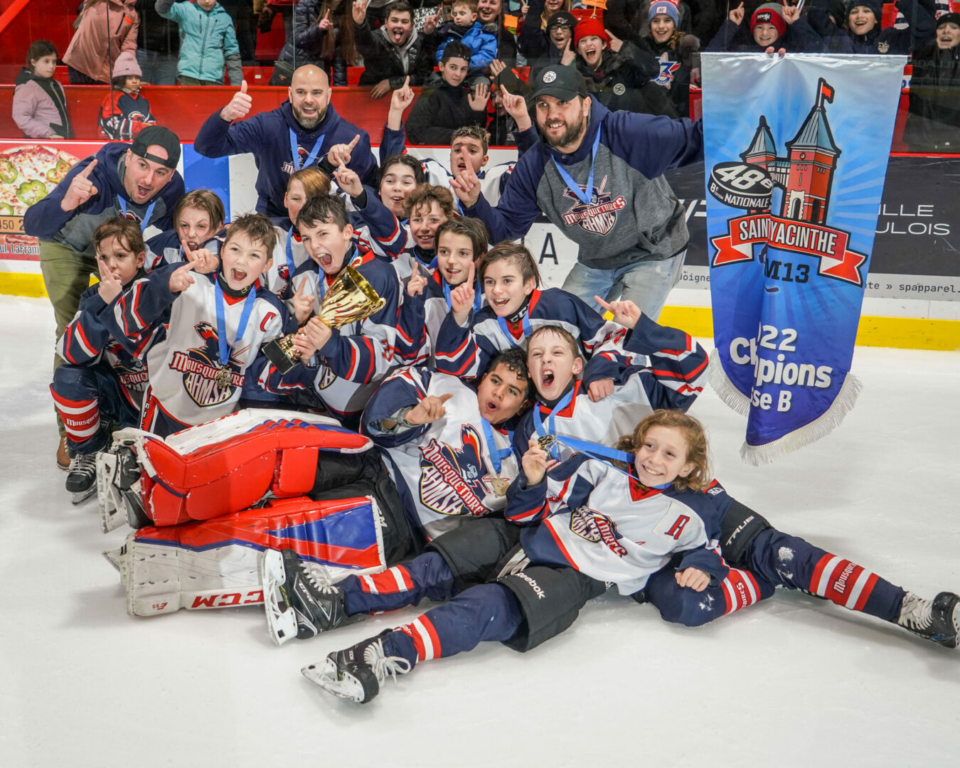 Les Mousquetaires 2 ont remporté le titre de la classe B au Tournoi national de hockey M13 de Saint-Hyacinthe, dimanche. Photo François Larivière | Le Courrier ©