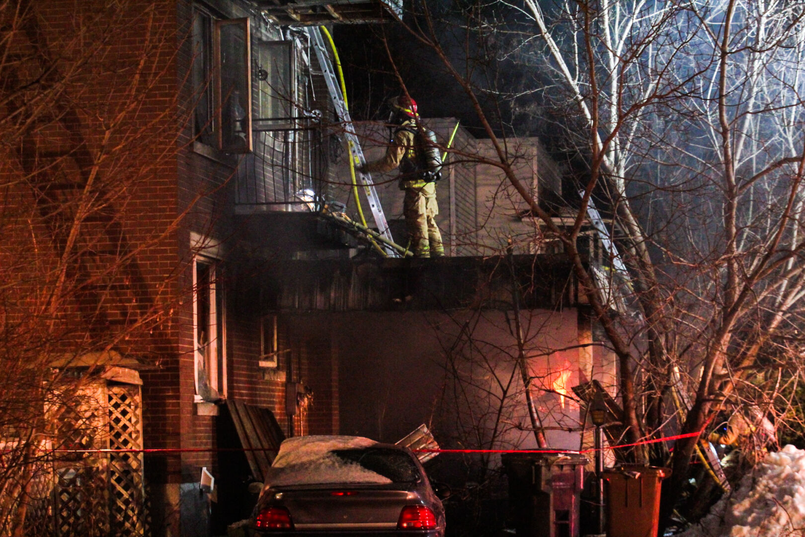 Trente pompiers ont combattu un incendie sur l’avenue Saint-Joseph, le 29 décembre vers 23 h. Photo Adam Bolestridge | Le Courrier ©
