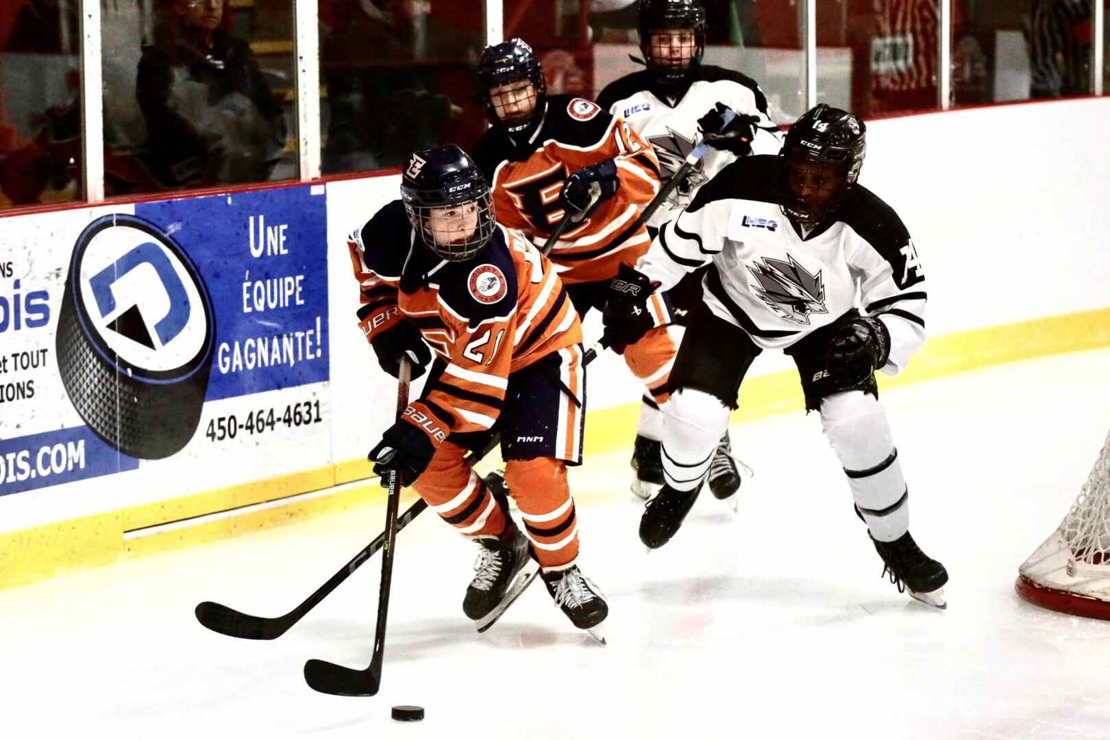 La 48e édition du Tournoi national de hockey M13 de Saint-Hyacinthe s’est conclue dimanche avec la finale opposant les Lions du Lac Saint-Louis aux Estacades de la Mauricie dans la classe AAA élite. Photo Robert Gosselin | Le Courrier ©