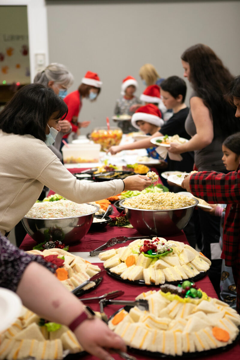 Plusieurs familles ont partagé un repas lors du Noël des enfants de Grand Galop. Photo Marie-Michèle Labbé