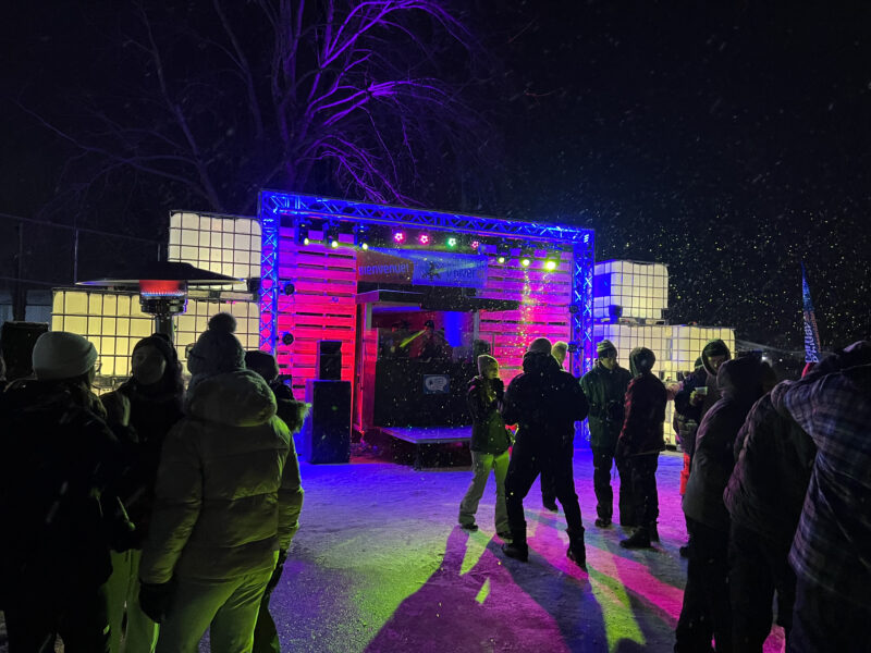 Les festivités du Carnaval d’hiver de La Présentation ont été lancées vendredi soir avec la Veillée de la grosse bière. En plus d’un tournoi amical de hockey bottine et d’une exposition de sculpture sur neige, un DJ extérieur a réchauffé la foule et assuré une ambiance de feu. Photo gracieuseté