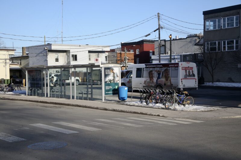 Le terminus d’autobus de Saint-Hyacinthe ne dispose pas d’abris fermés. Photo Robert Gosselin | Le Courrier ©