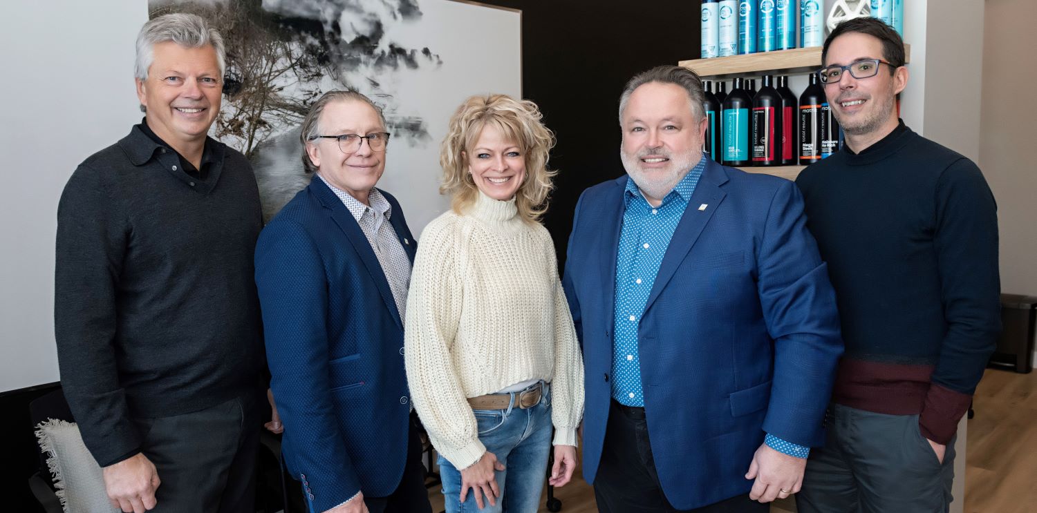 Le salon de coiffure Ly-Déal a ouvert ses portes au sein de la Place Frontenac. Sur la photo, Sylvain Gervais, directeur du développement commercial, Jeannot Caron, conseiller municipal, Lyne Phaneuf, propriétaire du salon Ly-Déal, André Beauregard, maire de la Ville de Saint-Hyacinthe, et Yanick Pétrin, conseiller au développement commercial. Photo Patrick Roger
