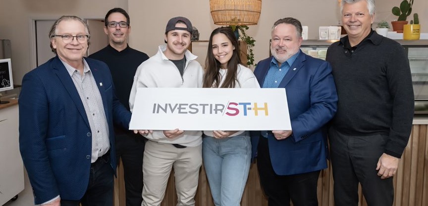 Shaka Vibes s’est installée sur l’allée du Marché. Sur la photo, Jeannot Caron, conseiller municipal, Yanick Pétrin, conseiller au développement commercial, Justin Lauzon et Pénélope Rémy, propriétaires de Shaka Vibes, André Beauregard, maire de la Ville de Saint-Hyacinthe, et Sylvain Gervais, directeur du développement commercial. Photo Patrick Roger