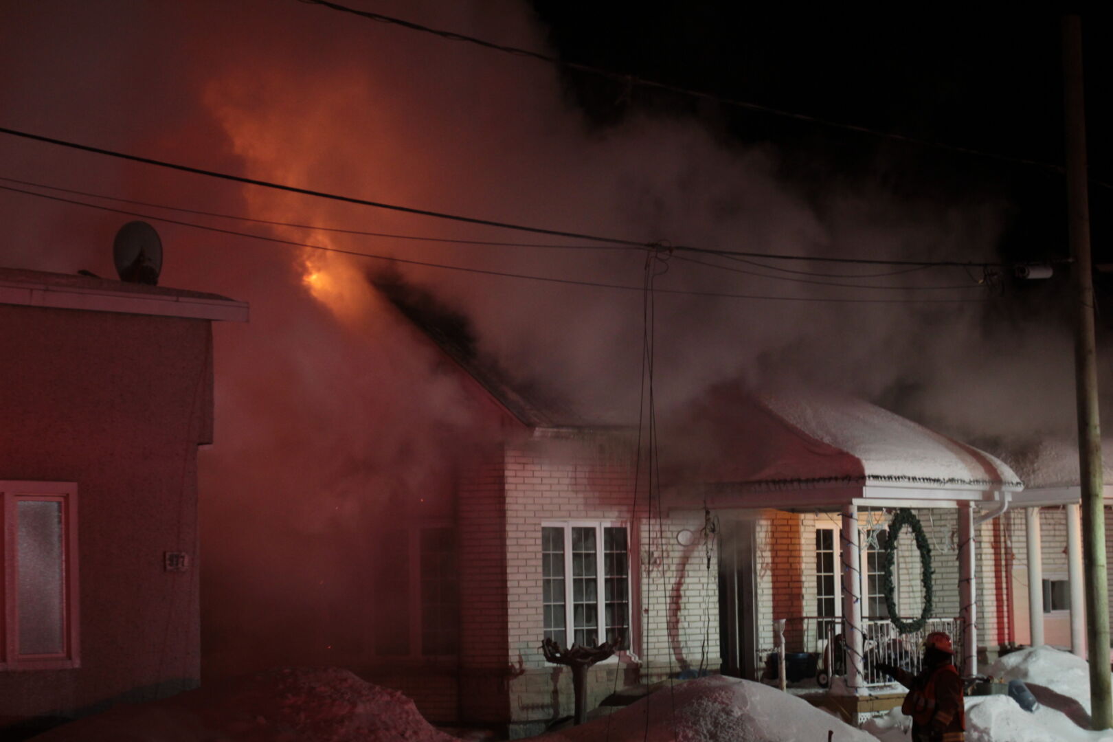 Les pompiers ont combattu l’incendie de 19 h 15, le vendredi 3 février, à 5 h du matin le samedi 4 février. Photo Adam Bolestridge | Le Courrier ©