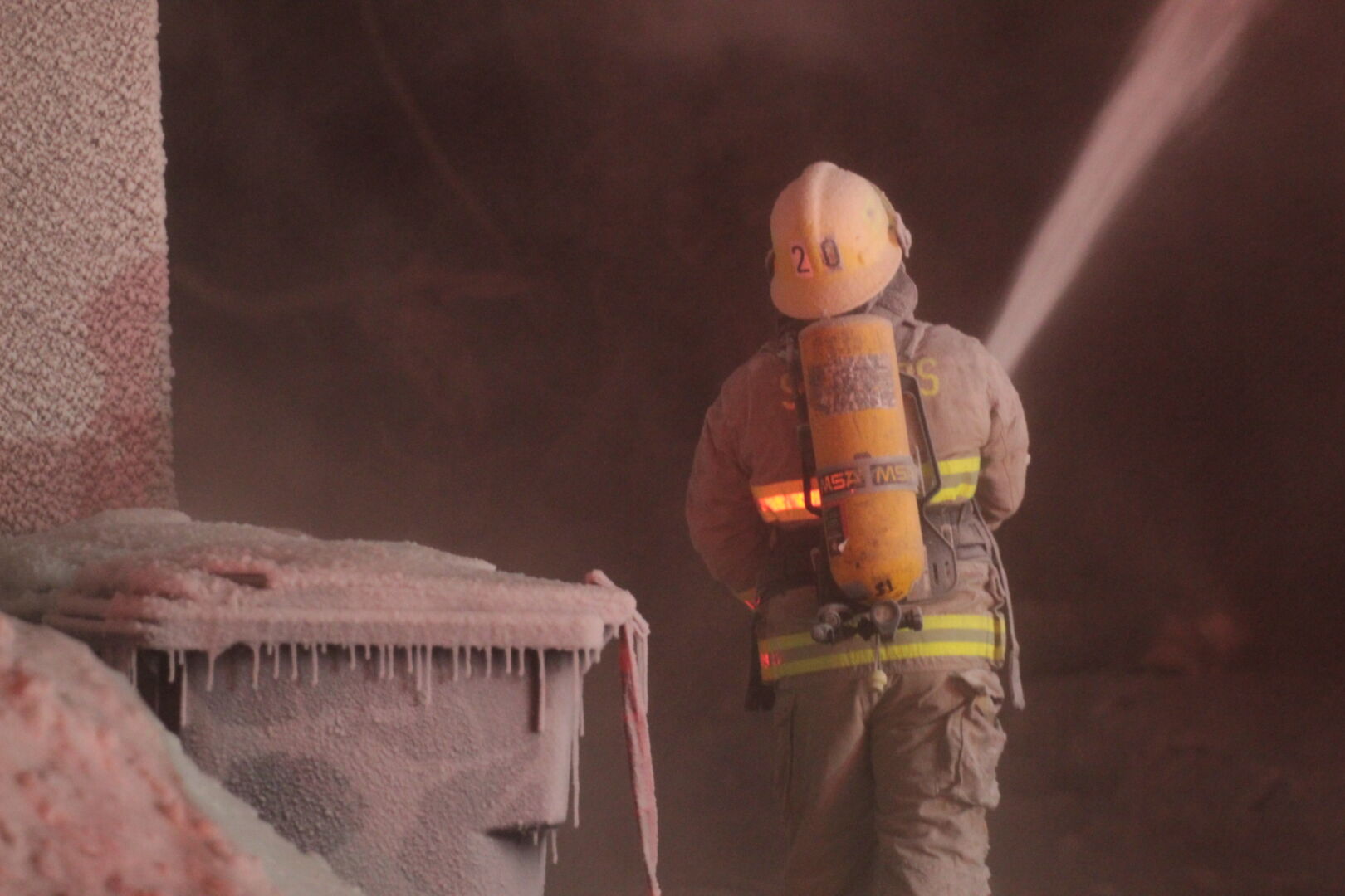 En raison du froid extrême, l’équipement des pompiers gelait toutes les 30 minutes. Photo Adam Bolestridge | Le Courrier ©