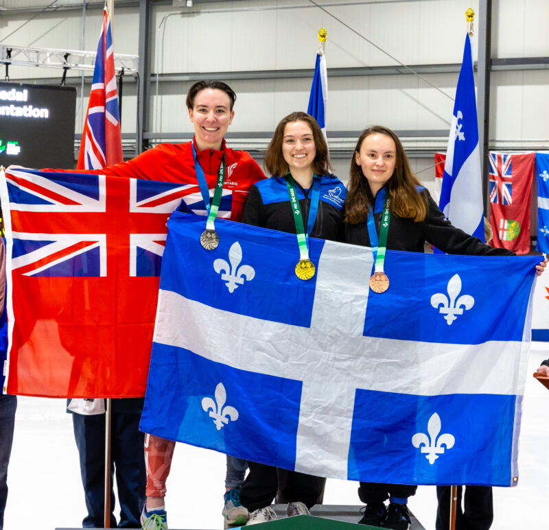 La patineuse de vitesse de Saint-Pie Roselyne Pigeon (au centre) a triomphé sur la distance de 1500 m aux Jeux du Canada. Elle a devancé l’Ontarienne Aaralyn McGill (à gauche) et Alice Vaillancourt (à droite) au fil d’arrivée. Photo Darrell Theriault