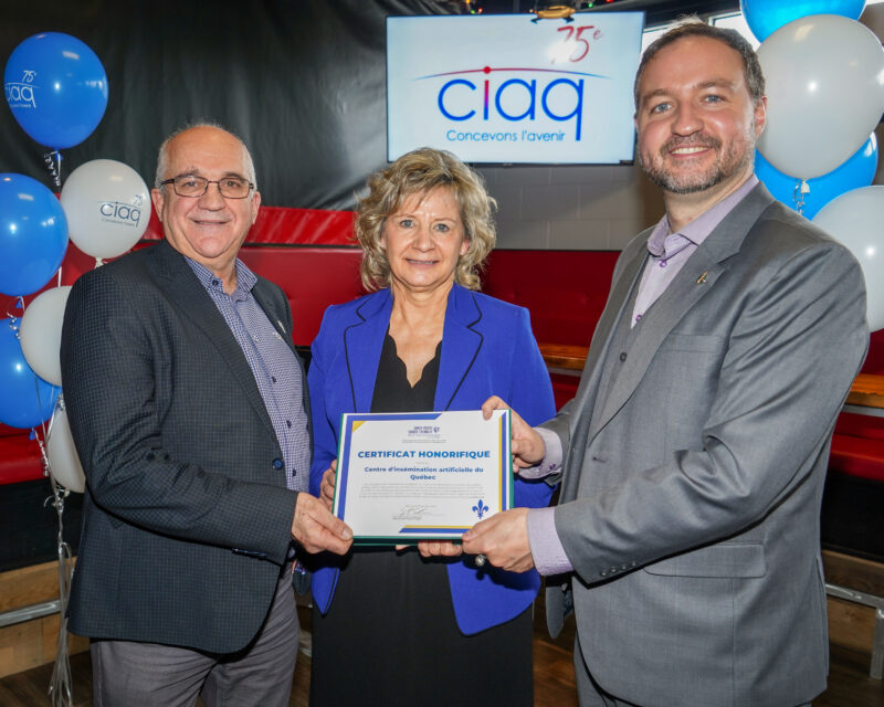 Jean-François Morin, président du conseil d’administration du CIAQ, et Johanne Chartier, directrice générale du CIAQ, reçoivent un certificat honorifique des mains du député Simon-Pierre Savard-Tremblay pour souligner les 75 ans de l’organisation. Photo François Larivière | Le Courrier ©