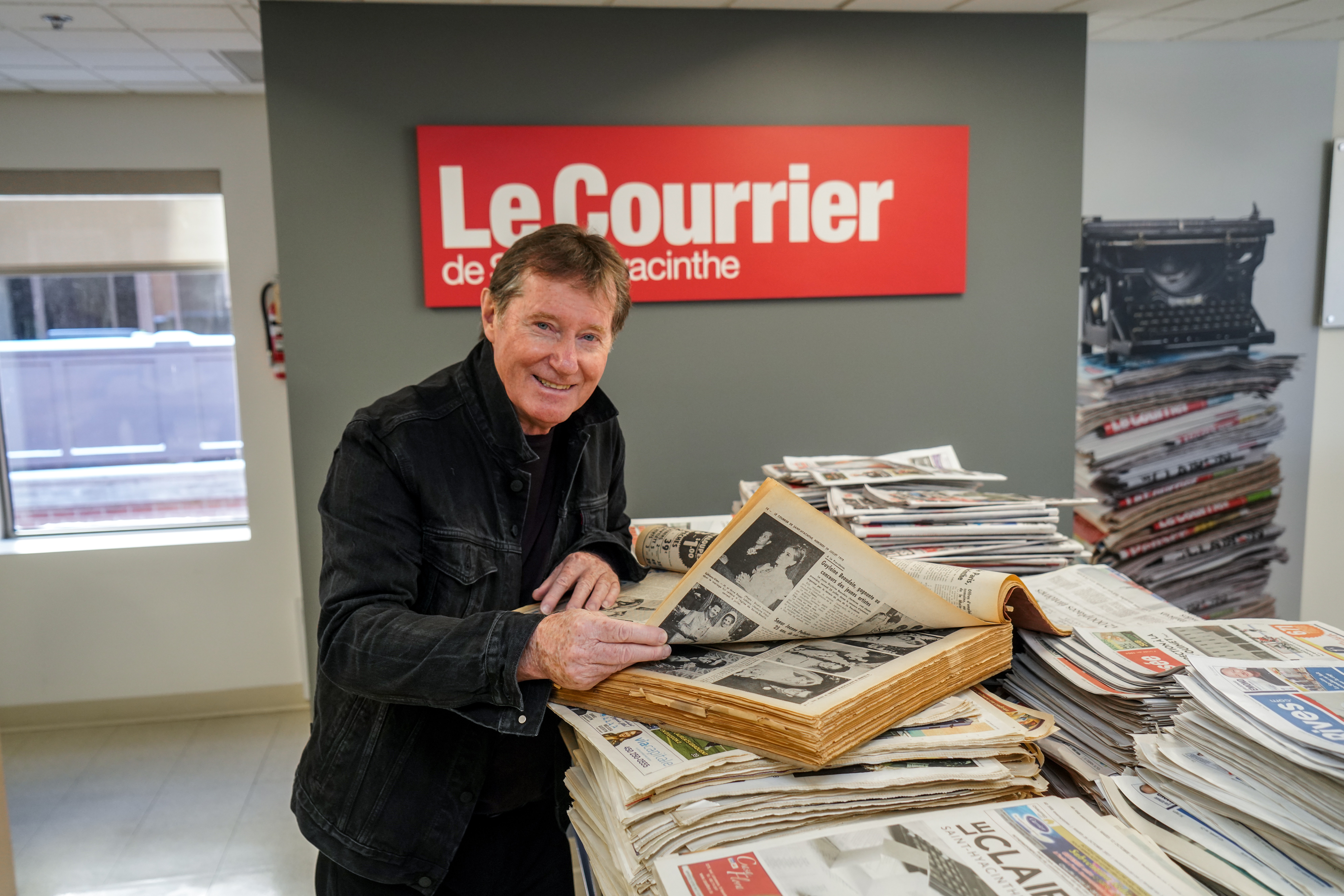 De passage à Saint-Hyacinthe récemment, Marc Messier a fait un arrêt au Courrier où il a pu replonger dans des archives de l’époque à laquelle il avait été brièvement journaliste. Photo François Larivière | Le Courrier ©