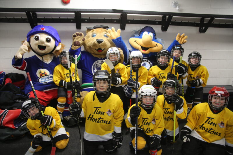 La mascotte du festival, Rookie, est allée rendre visite à des jeunes hockeyeurs en compagnie de Grizzou et de Zambo avant leur match. Photo Robert Gosselin | Le Courrier ©