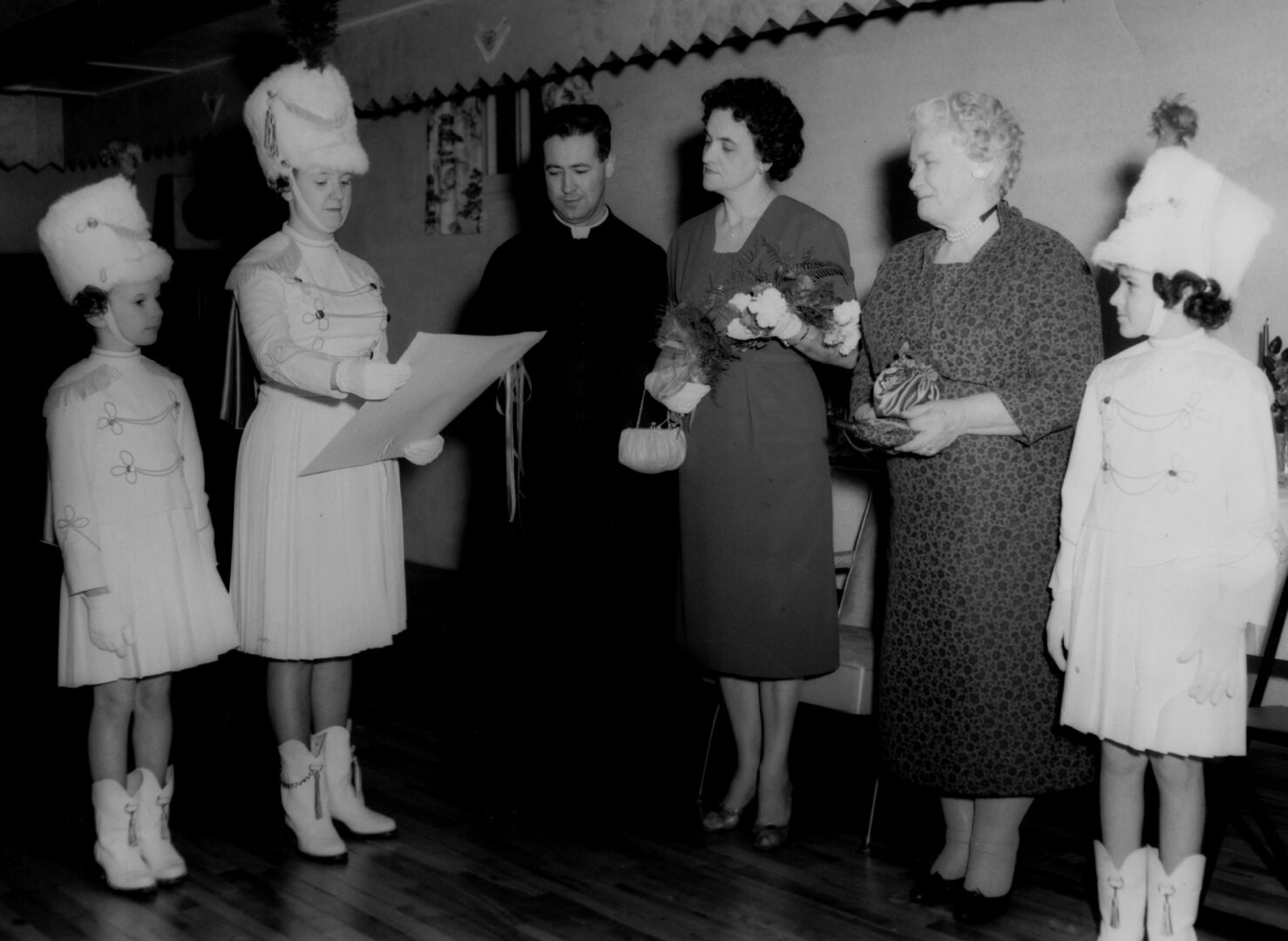 Sur cette photo prise en février 1960, Gabrielle Doyon Poulin est la quatrième personne en partant de la gauche. Photo collection Centre d’histoire de Saint-Hyacinthe, CH360, Le Courrier de Saint-Hyacinthe