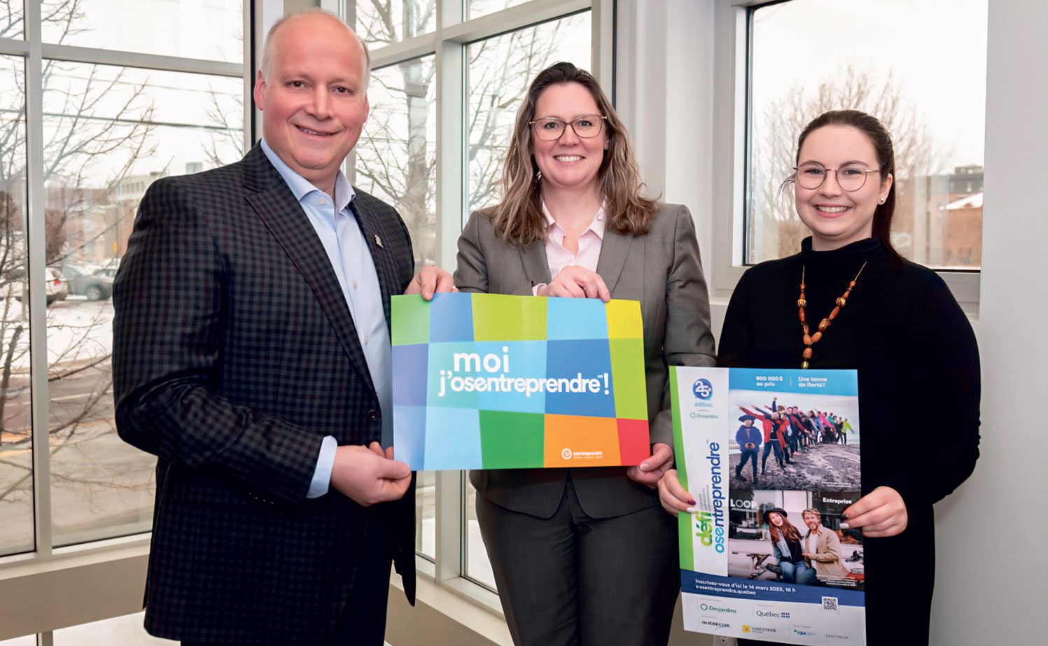 Karine Guilbault, directrice générale, et Noeimy Dulude, conseillère au développement entrepreneurial et au mentorat, de Saint-Hyacinthe Technopole, accompagnées du préfet de la MRC des Maskoutains, Simon Giard. Photo Robert Gosselin